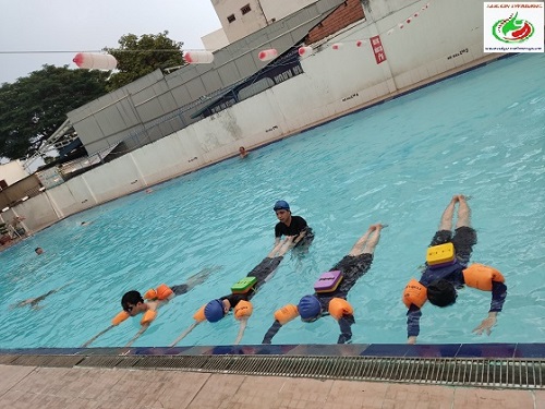 Hình ảnh lớp học bơi kèm nhóm cho người lớn vào buổi chiều ở Quận Bình Thạnh